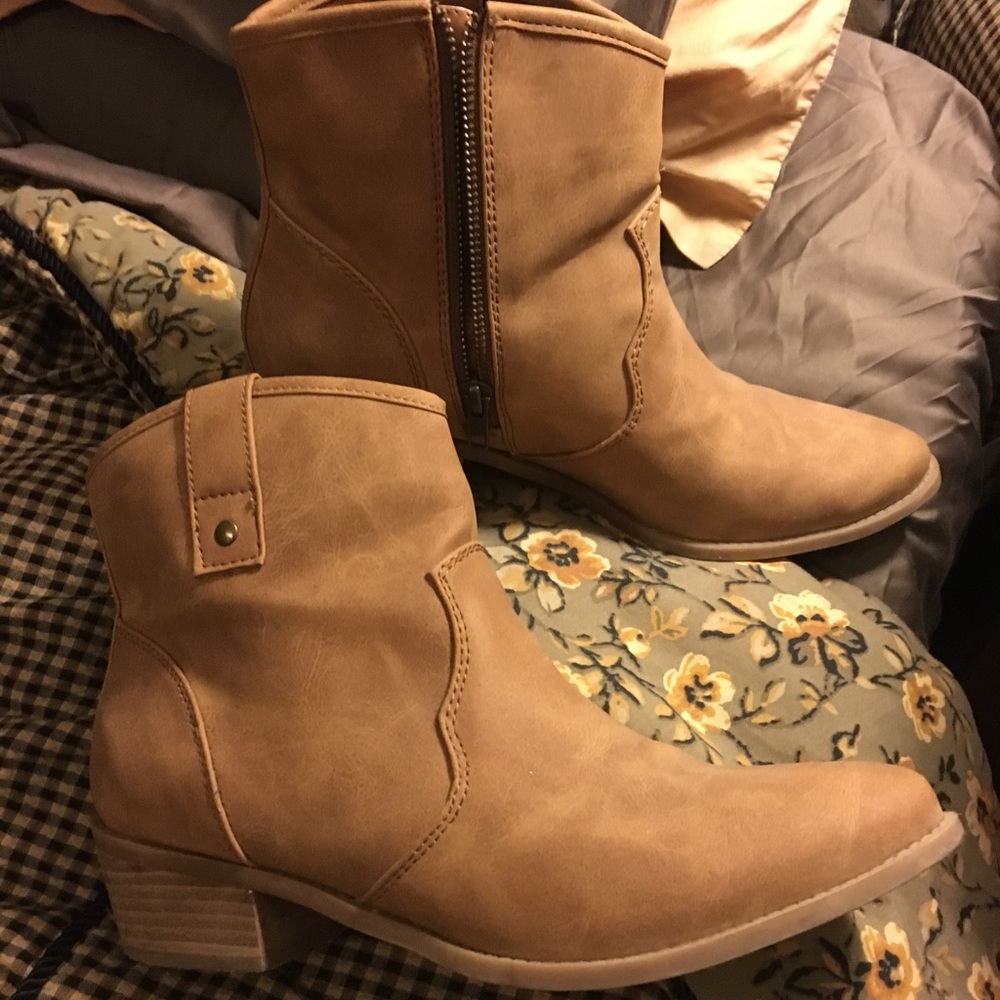 American Eagle booties